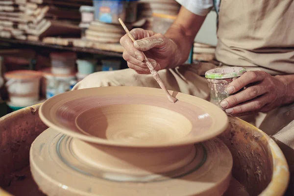Création d'un pot ou d'un vase d'argile blanche gros plan. Maître Crock. Homme mains faisant cruche d'argile macro . — Photo
