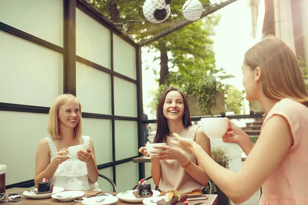 两个女朋友一起在咖啡馆喝咖啡 吃早饭和甜点 生活方式 沟通理念 — 图库照片