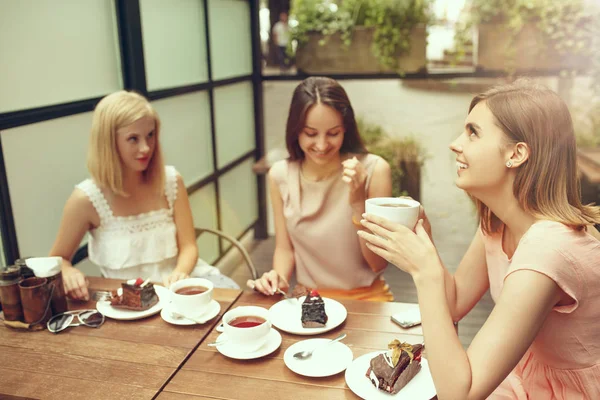 Two girl friends spend time together drinking coffee in the cafe, having breakfast and dessert. — Stock Photo, Image