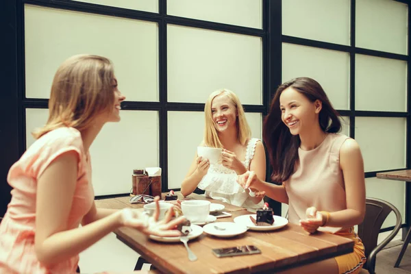 Dos amigas pasan tiempo juntas tomando café en la cafetería, desayunando y tomando postre. . —  Fotos de Stock