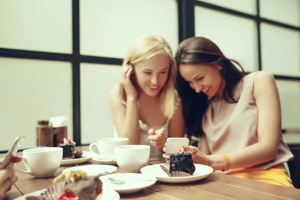 两个女孩的朋友一起在咖啡馆喝咖啡, 吃早饭和甜点。. — 图库照片