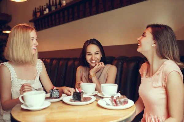 İki kız arkadaş birlikte vakit geçirmek kahvaltı ve tatlı olan kafede kahve içme. — Stok fotoğraf