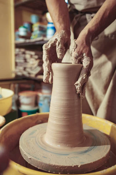 瓶や白い粘土のクローズ アップの花瓶を作成します。マスターの廃人。男の手の粘土の水差しのマクロを作る. — ストック写真