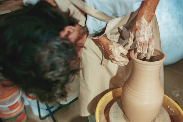 Crear un frasco o jarrón de arcilla blanca de cerca. Maestro cocodrilo . — Foto de Stock