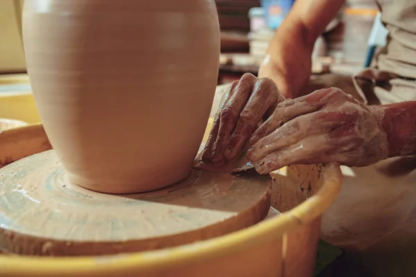 创建一个罐子或白色粘土花瓶特写。瓦罐大师人手制作粘土壶宏. — 图库照片
