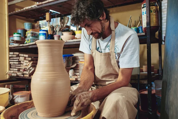 Creating a jar or vase of white clay close-up. Master crock. — Stock Photo, Image