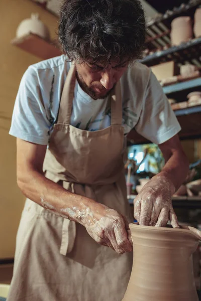 Crear un frasco o jarrón de arcilla blanca de cerca. Maestro cocodrilo . — Foto de Stock