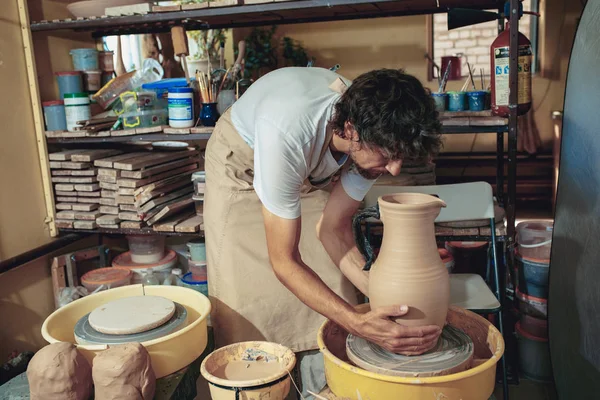 Creating a jar or vase of white clay close-up. Master crock. — Stock Photo, Image