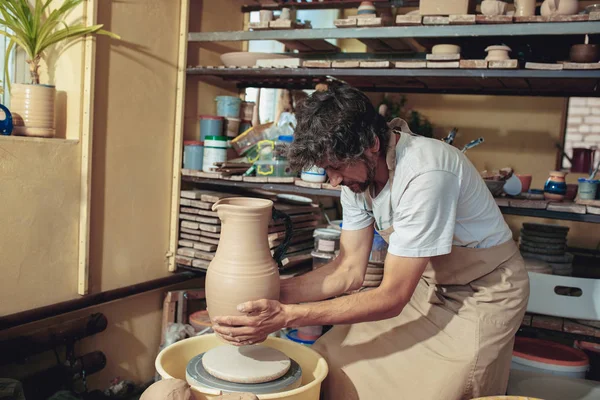 Creating a jar or vase of white clay close-up. Master crock. — Stock Photo, Image