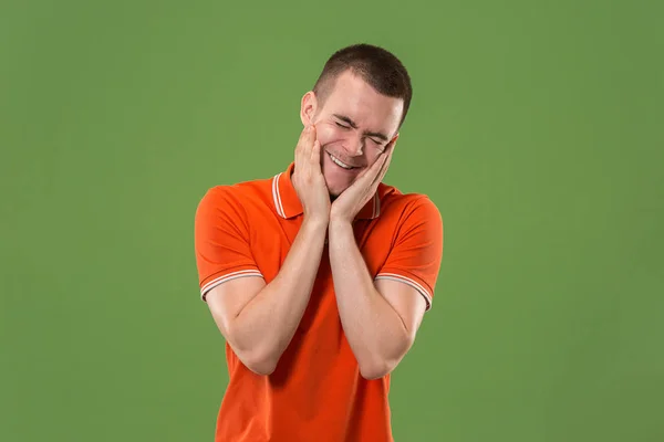 Belo retrato masculino de meia-duração isolado no fundo do estúdio verde. O jovem emotivo surpreendido homem — Fotografia de Stock