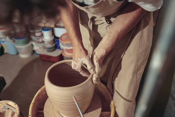 Criando um frasco ou vaso de barro branco close-up. Mestre Crock. Mãos de homem fazendo jarro de argila macro . — Fotografia de Stock