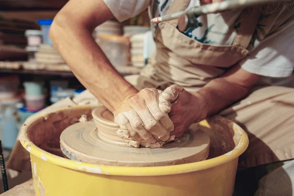 Створення банку або вази з білої глини крупним планом. Майстер лайно. Чоловік руки роблять глиняний глечик макро . — стокове фото