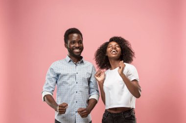 Kazanan başarılı kadın mutlu kendinden geçmiş bir kazanan olmak kutluyor. Dinamik enerjik görüntü kadın afro modeli