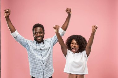 Kazanan başarılı kadın mutlu kendinden geçmiş bir kazanan olmak kutluyor. Dinamik enerjik görüntü kadın afro modeli