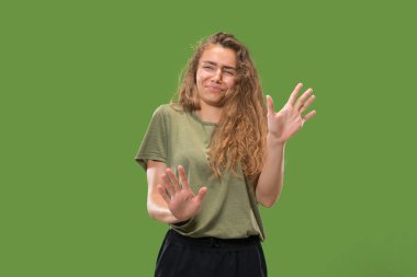 Düşünmeme izin ver. Düşünceli ifade yeşil arka plan kararı ile şüpheli dalgın kadın
