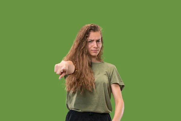 La mujer de negocios dominante te señala y te quiere, retrato de primer plano de media longitud sobre fondo verde . —  Fotos de Stock