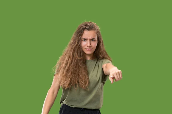 Надмірна ділова жінка вказує вам і хоче, щоб ви, напівдовжина крупним планом портрет на зеленому тлі . — стокове фото
