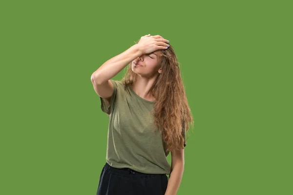 Mujer con dolor de cabeza. Aislado sobre fondo verde . — Foto de Stock