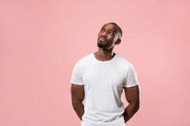 Genç ciddi düşünceli iş adamı. Şüphe kavramı.