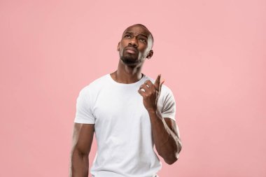 Genç ciddi düşünceli iş adamı. Şüphe kavramı.