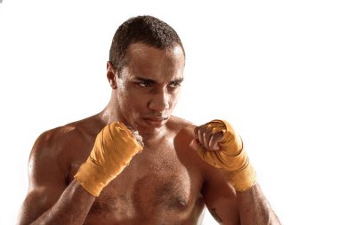 Sportif adam boks egzersiz sırasında. Beyaz arka plan üzerinde boksör fotoğrafı