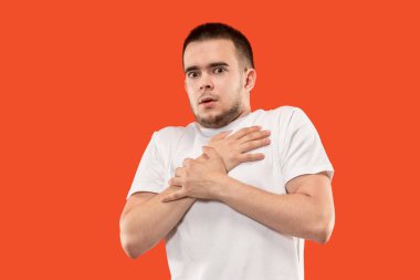 korkmuş bir adam portresi