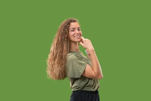 La mujer feliz de pie y sonriendo contra el fondo verde . —  Fotos de Stock