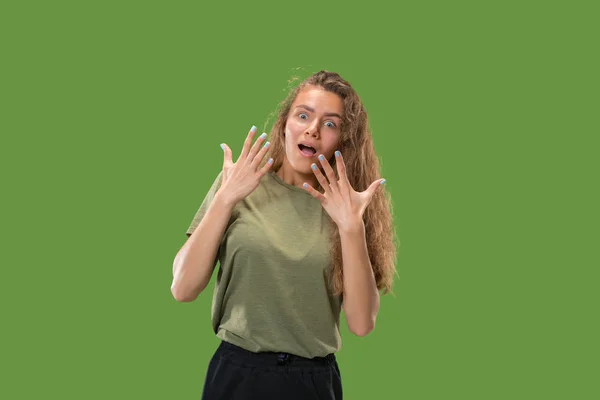 Hermosa mujer mirando sorprendido aislado en verde — Foto de Stock