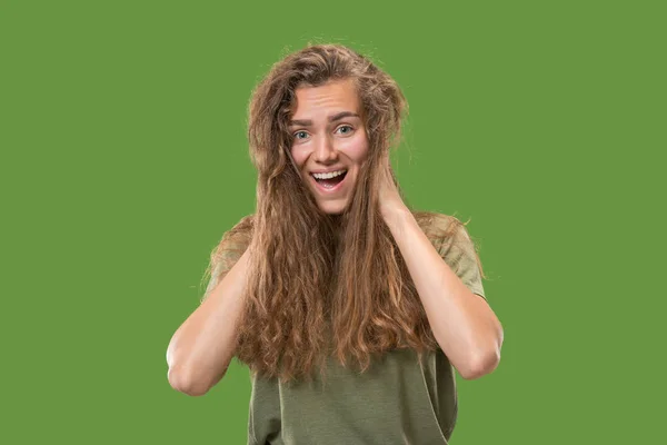 A mulher feliz de pé e sorrindo contra o fundo verde . — Fotografia de Stock