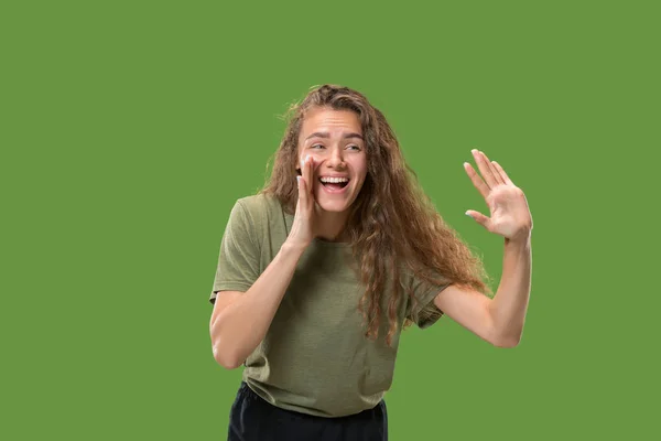 Isolato su verde giovane donna casuale gridando in studio — Foto Stock