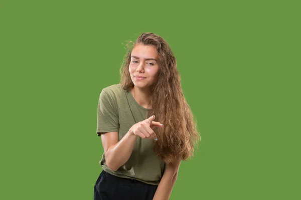 La mujer de negocios dominante te señala y te quiere, retrato de primer plano de media longitud sobre fondo verde . — Foto de Stock