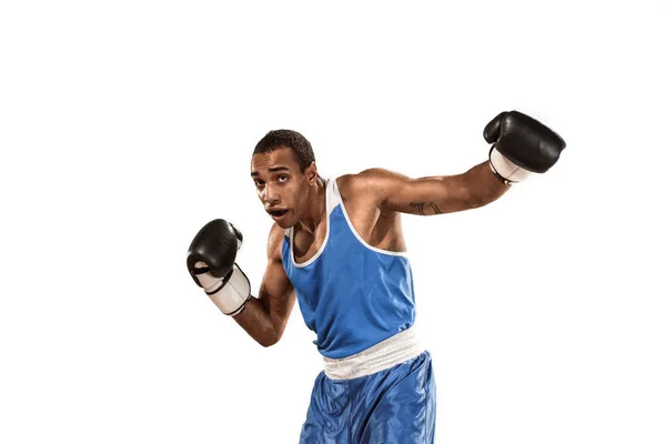 Uomo sportivo durante l'esercizio di boxe. Foto di pugile su sfondo bianco — Foto Stock