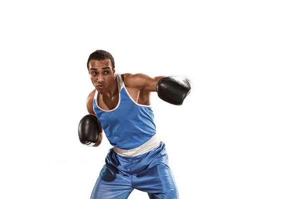 Homem desportivo durante o exercício de boxe. Foto de boxeador em fundo branco — Fotografia de Stock