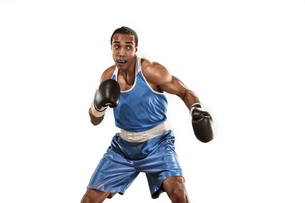 Sportlicher Mann beim Boxtraining. Foto von Boxer auf weißem Hintergrund — Stockfoto