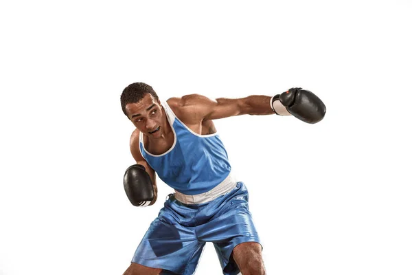 Uomo sportivo durante l'esercizio di boxe. Foto di pugile su sfondo bianco — Foto Stock