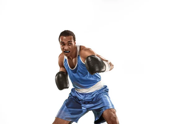 Sportif adam boks egzersiz sırasında. Beyaz arka plan üzerinde boksör fotoğrafı — Stok fotoğraf