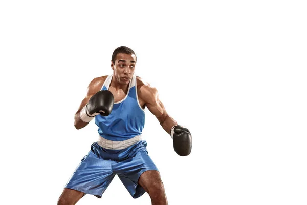 Hombre deportivo durante el ejercicio de boxeo. Foto de boxeador sobre fondo blanco —  Fotos de Stock