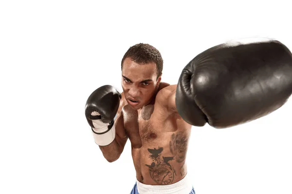 Homem desportivo durante o exercício de boxe. Foto de boxeador em fundo branco — Fotografia de Stock