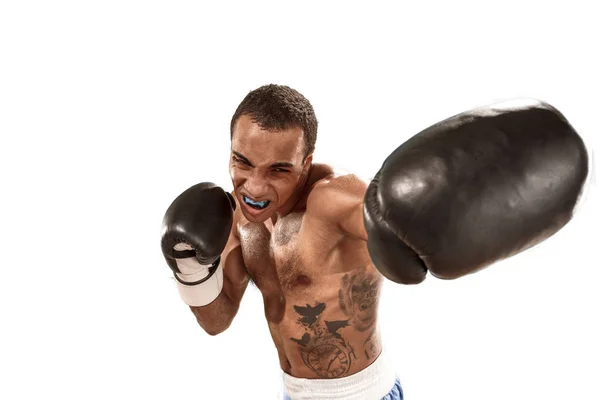 Homem desportivo durante o exercício de boxe. Foto de boxeador em fundo branco — Fotografia de Stock