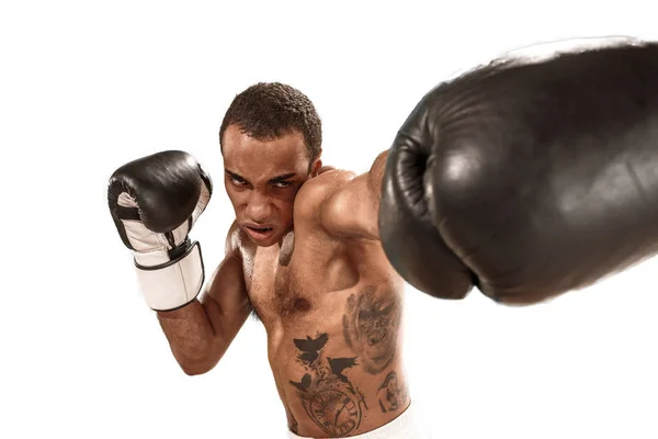 Sportieve man tijdens het boksen trainen. Foto van bokser op witte achtergrond — Stockfoto