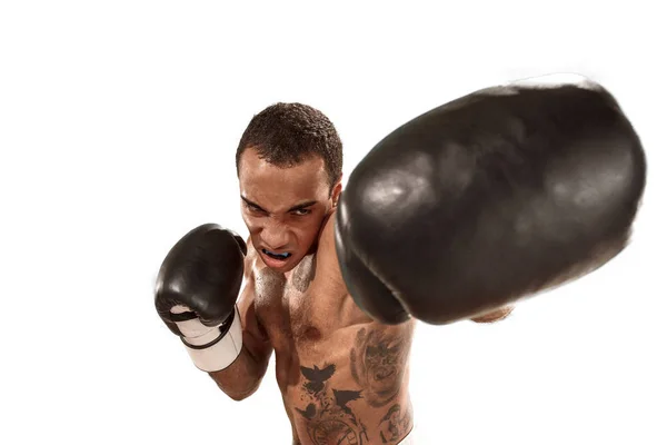 Sportieve man tijdens het boksen trainen. Foto van bokser op witte achtergrond — Stockfoto