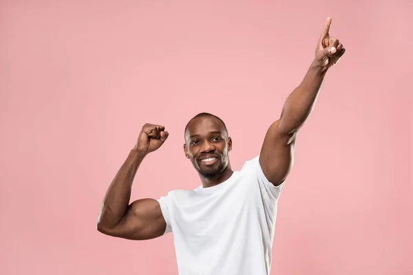 我赢了 赢得成功快乐的人庆祝成为赢家 粉红色工作室背景下的黑人男性模型的动态图像 喜悦的概念 人脸情绪的概念 时尚色彩 — 图库照片
