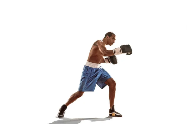 Sportovní muž během cvičení boxu. Foto boxer na bílém pozadí — Stock fotografie
