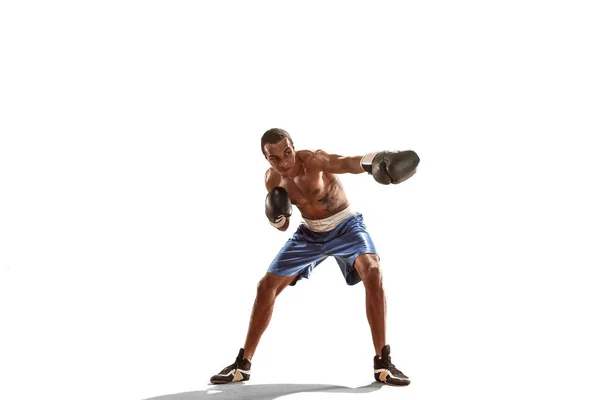 Hombre deportivo durante el ejercicio de boxeo. Foto de boxeador sobre fondo blanco — Foto de Stock
