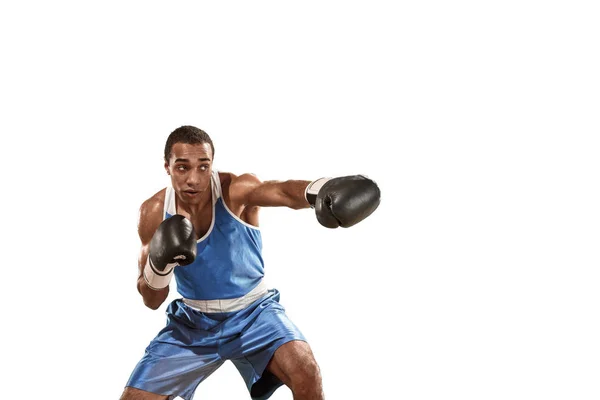 Спортивный человек во время боксерских упражнений. Фото боксера на белом фоне — стоковое фото