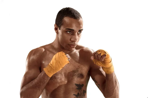 Homem desportivo durante o exercício de boxe. Foto de boxeador em fundo branco — Fotografia de Stock