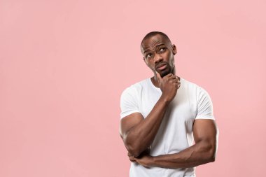 Genç ciddi düşünceli iş adamı. Şüphe kavramı.