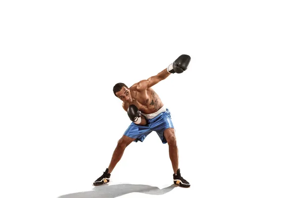 Σπορ άνθρωπος κατά τη διάρκεια άσκησης πυγμαχία. Φωτογραφία του μπόξερ σε λευκό φόντο — Φωτογραφία Αρχείου