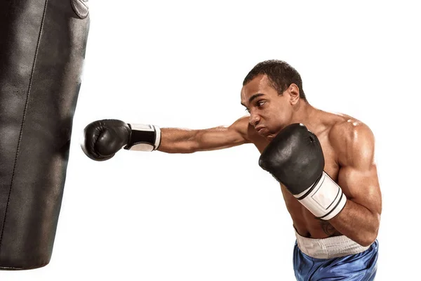 Uomo sportivo durante l'esercizio di boxe facendo colpo. Foto di pugile su sfondo bianco — Foto Stock