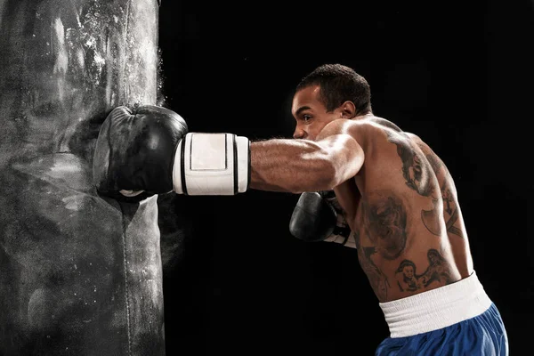 Обучение боксу и боксерская груша — стоковое фото